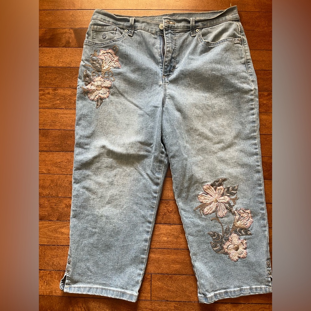 Gloria Vanderbilt Amanda Capris Embroidered flowers size 12P